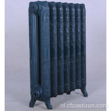 Antieke sierlijke gietijzeren radiator